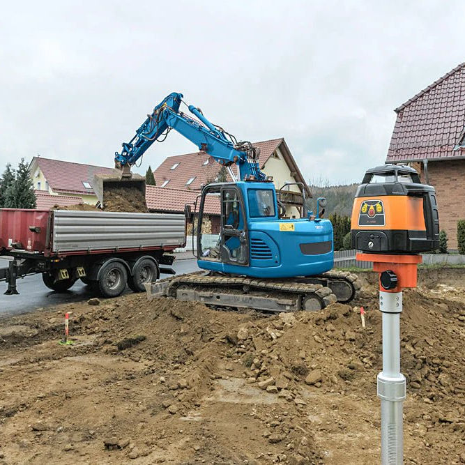 Geo Fennel FL 105H Horizontal Rotating Laser mounted on a pole and used on a construction site